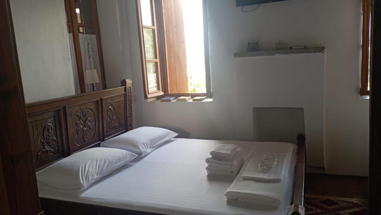 Silver Hill Guesthouse Gjirokaster Bilik gambar