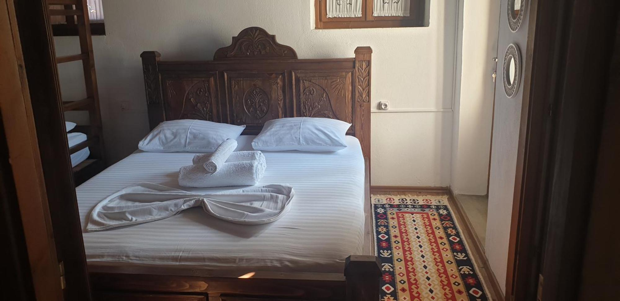 Silver Hill Guesthouse Gjirokaster Bilik gambar