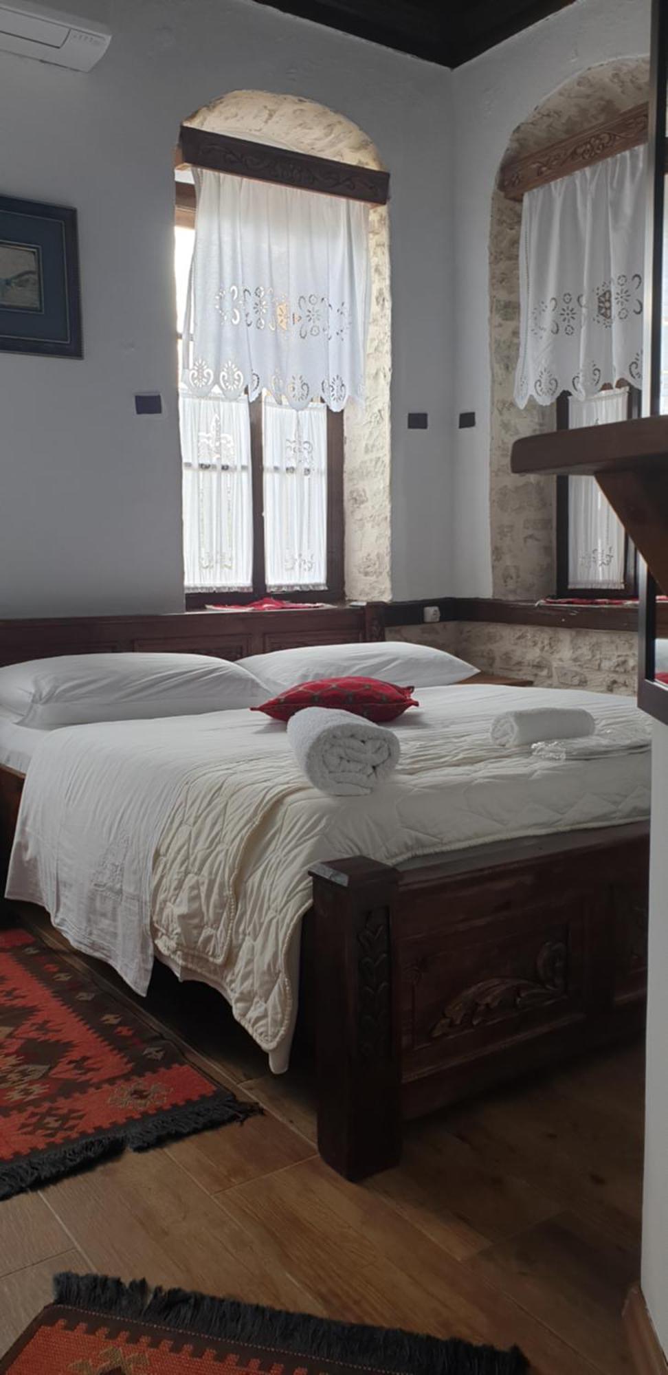 Silver Hill Guesthouse Gjirokaster Bilik gambar