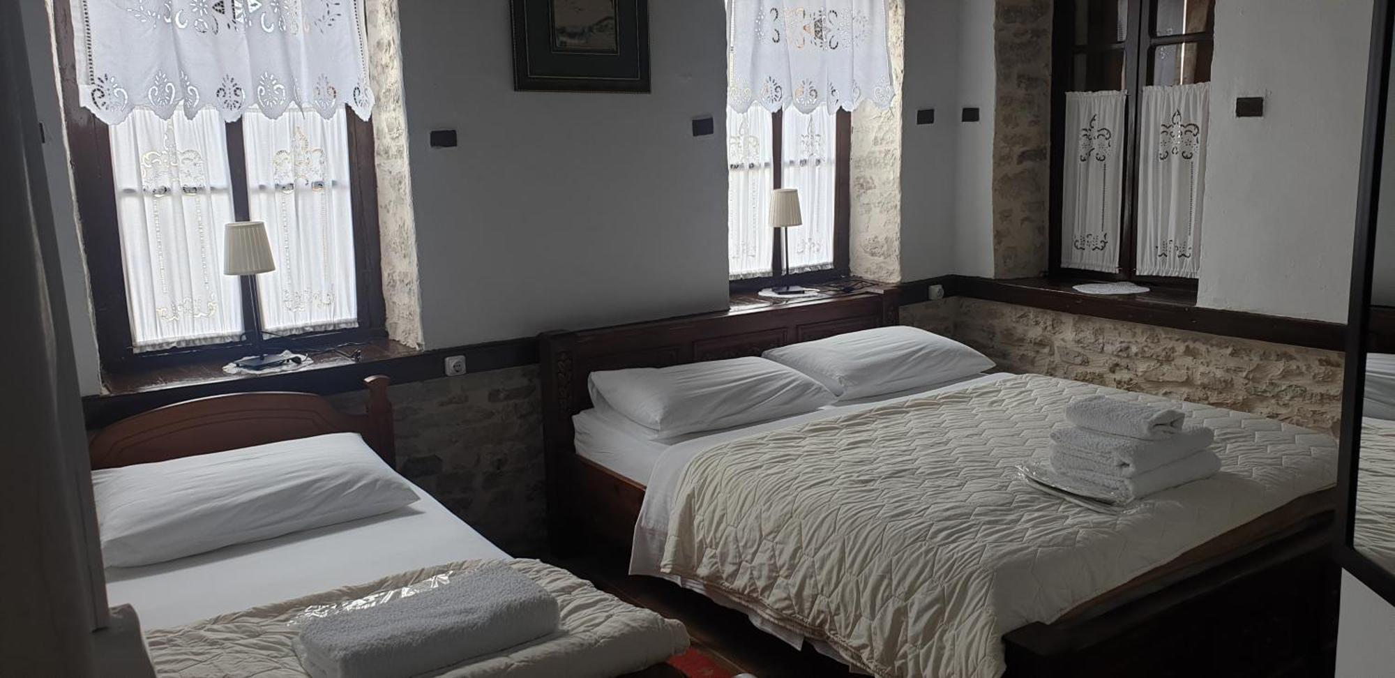 Silver Hill Guesthouse Gjirokaster Bilik gambar