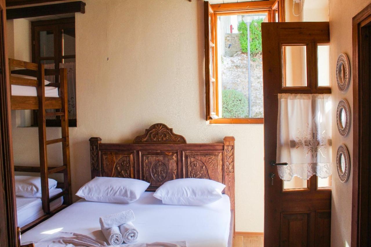 Silver Hill Guesthouse Gjirokaster Bilik gambar